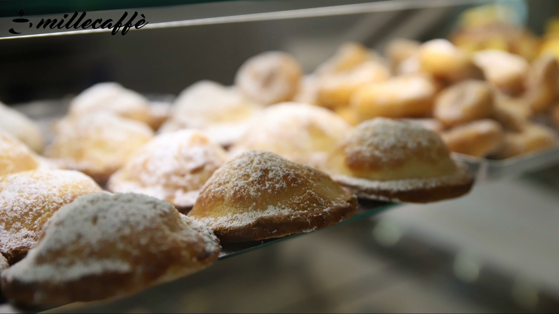 Un morbido dolcetto di pasta frolla, ripieno di crema pasticcera