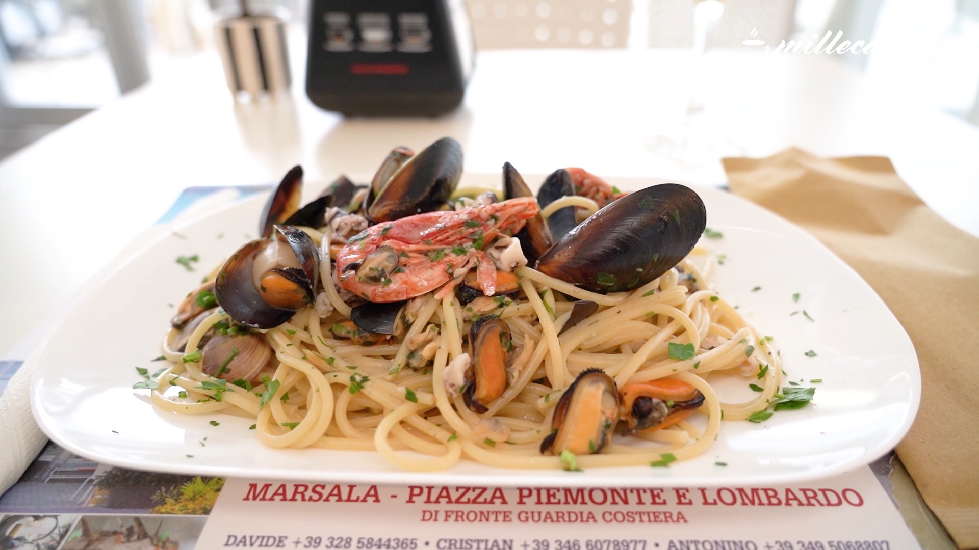 SPAGHETTI ALLO SCOGLIO 🌊

Lasciati sorprendere dai nostri spaghetti allo scoglio,